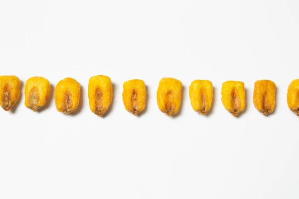 Nueces de maíz tostadas sobre fondo blanco — Foto de Stock