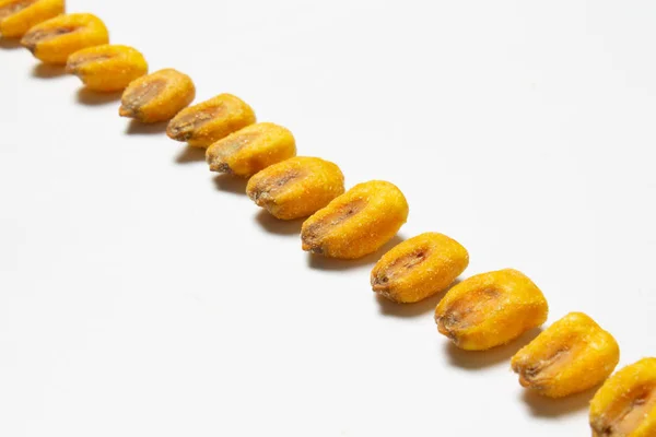 Nueces de maíz tostadas sobre fondo blanco — Foto de Stock