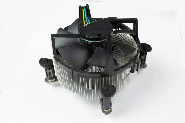 Вентилятор радиатора процессора на белом фоне — стоковое фото