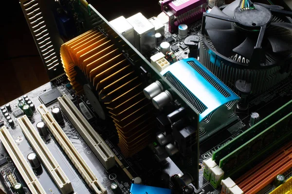 Componentes electrónicos en un ordenador PC moderno — Foto de Stock