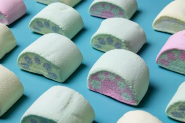 Mavi arka planda çok renkli şekerlemeler.