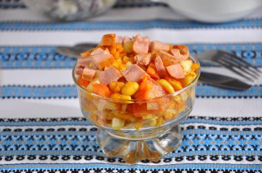 Jambonlu süslü salata.