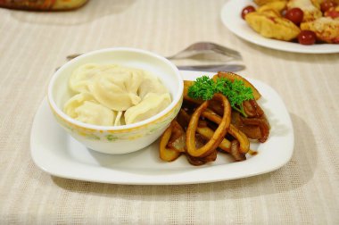 Kızarmış kalamar halkalı hamur tatlısı.