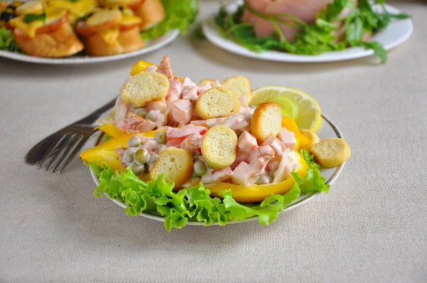 Biberli salata ve kraker.