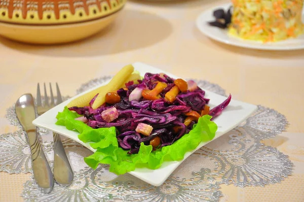 Mantar turşulu salata ve lahana.
