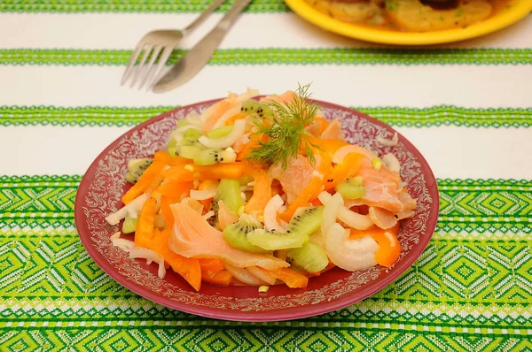 Sebzeli salata ve konserve balık.