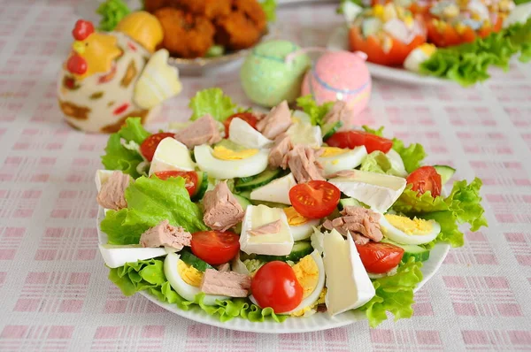 Sebzeli salata ve konserve balık.