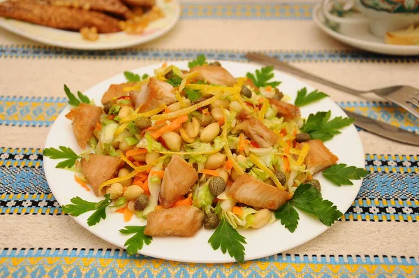 Tavuklu salata, kapari ve fındık.
