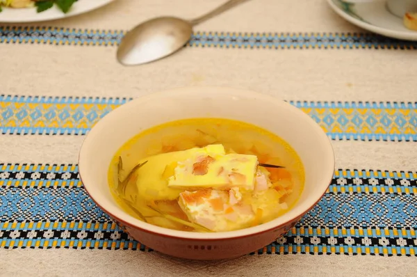 Omlet ve otlu sıcak çorba.