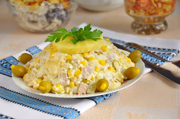 Sosisli, zeytinli ve ananaslı süslü salata.