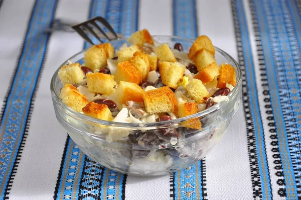 Fasulye ve krakerle süslü salata.