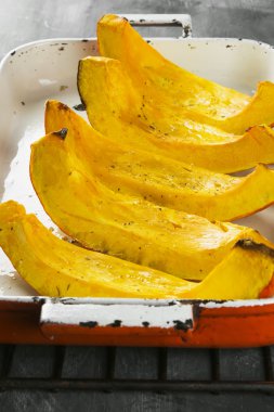 Dilimleri tuz, otlar ve ballı bir karanlık tarafından pişmiş kabak