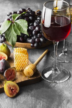 Kırmızı ve beyaz İncir, kara üzüm, bal, şarap ekmek