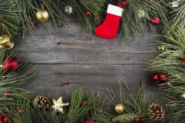 Çam ağacı ve Noel takı ahşap arka plan üzerinde. Alan