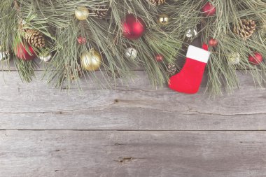 Çam ağacı ve Noel takı ahşap arka plan üzerinde. Tonlama