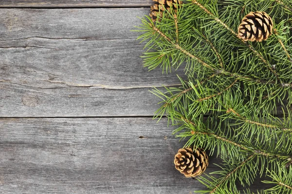 Χριστουγεννιάτικο δέντρο σε σκούρο φόντο ξύλινη — Φωτογραφία Αρχείου