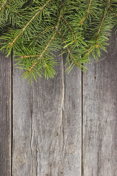 Árvore de Natal em um fundo de madeira escuro — Fotografia de Stock