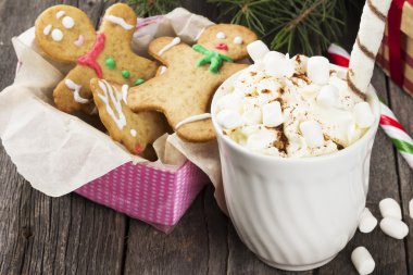 Krem ve karanlık bir adam üzerinde marshmallow ile sıcak kakao fincan