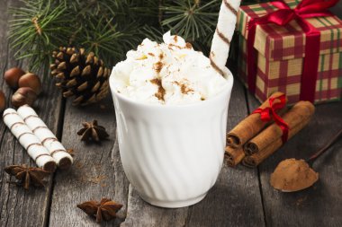 Karanlık bir arka plan üzerine krema ile sıcak kakao fincan