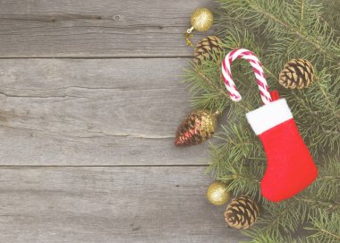 Çam ağacı ve Noel takı ahşap arka plan üzerinde. Tonlama