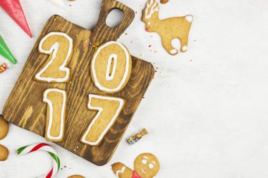 Yeni 2017 yıl şeklinde zencefil çerezleri için malzemeler bir