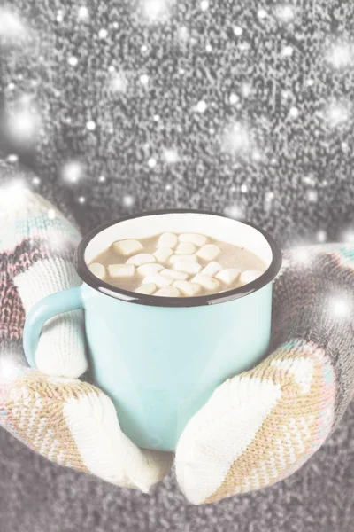 Girl keeps a mug of hot cocoa with marshmallows in mittens. Toni — Stock Photo, Image