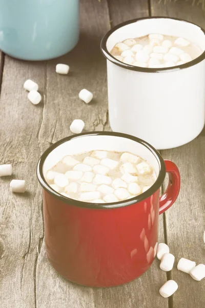 Kopje warme chocolademelk met marshmallows op een donkere achtergrond. Toning — Stockfoto