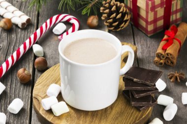 Karanlık bir arka plan üzerinde sıcak kakao fincan