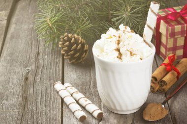 Karanlık bir arka plan üzerine krema ile sıcak kakao fincan. Tonlama