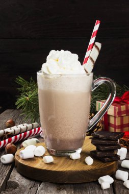 Karanlık bir arka plan üzerine krema ile sıcak kakao fincan. Tonlama