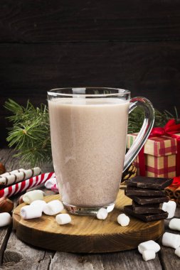 Karanlık bir arka plan üzerinde sıcak kakao fincan. Tonlama