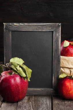 Koyu ahşap arka plan üzerinde elma hasat. Metin için yer. Tonlama.