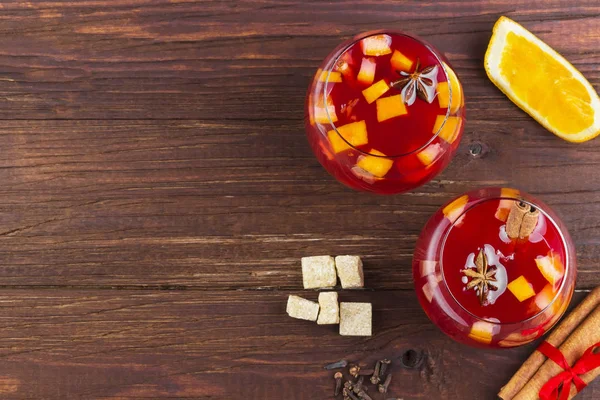 Glühwein met citrus in glas op een donkere houten achtergrond. Top uitzicht, kopiëren van de ruimte. Voedsel achtergrond. — Stockfoto