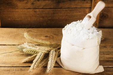 Çanta ve buğday ahşap arka plan kulaklara un. Uzay kopyalayın. Gıda arka plan. Tonlama.