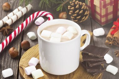 Karanlık bir arka plan üzerinde marshmallow ile sıcak kakao fincan. Tonlama