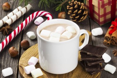 Karanlık bir arka plan üzerinde marshmallow ile sıcak kakao fincan