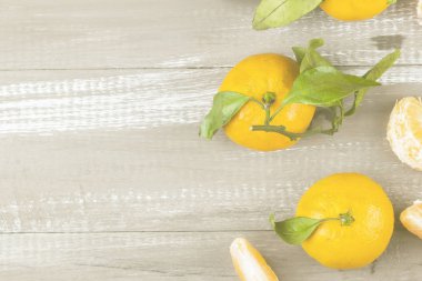 Mandalina ile karanlık bir ahşap zemin üzerine Yeşil broşürler