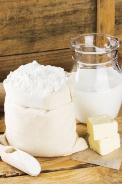 Hamur işleri - un, yumurta, tereyağı, süt için malzemeler