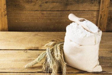 Çanta ve buğday ahşap arka plan kulaklara un. Kopya alanı. 