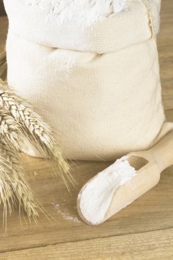 Çanta ve buğday ahşap arka plan kulaklara un. Tonlama.