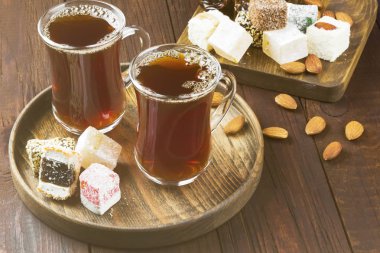 Siyah çay, oryantal tatlılar, tarihleri ve koyu ahşap arka fındık