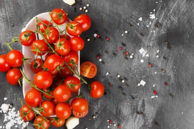 Şube ve baharat karanlık bir arka plan üzerinde kiraz domates. En iyi VI