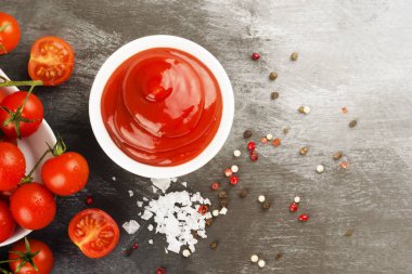 Beyaz kase, baharat ve karanlık bir kiraz domates domates sosu 