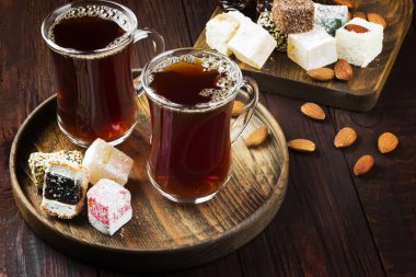 Siyah çay, oryantal tatlılar, tarihleri ve koyu ahşap arka fındık