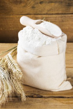Ahşap arka plan kulaklara çanta ve buğday un