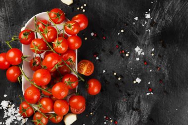 Şube ve baharat karanlık bir arka plan üzerinde kiraz domates. En iyi VI
