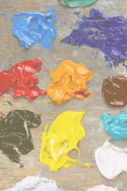 Çeşitli sanat yağlı boya bir ahşap palet üzerinde. Üstten Görünüm. Tonlama.