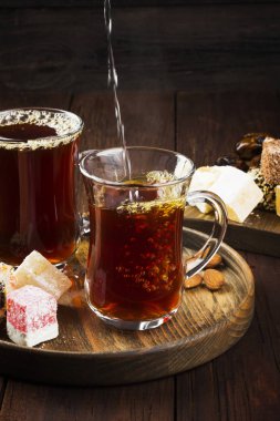 Siyah çay, oryantal tatlılar, tarihleri ve koyu ahşap arka fındık