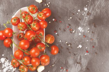 Şube ve baharat karanlık bir arka plan üzerinde kiraz domates. En iyi VI