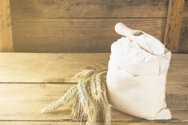 Çanta ve buğday ahşap arka plan kulaklara un. Kopya alanı. 
